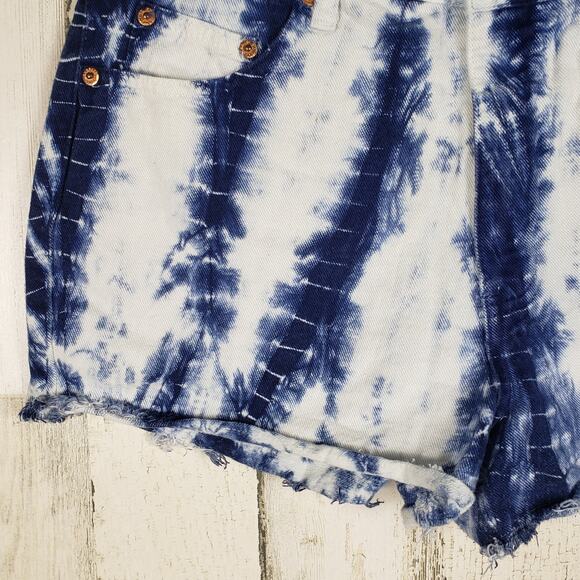 Express Bleus Denim Authentique Bleach Tie Dyed Jean Shorts Women's Size 7/8 - Picture 3 of 11